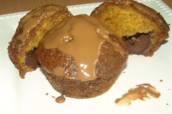 csupa csokis muffin tálalva