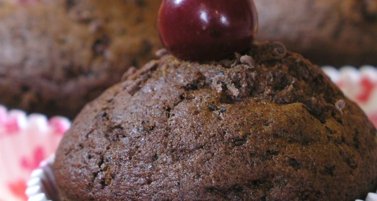 meggyes csokis muffin tálalva