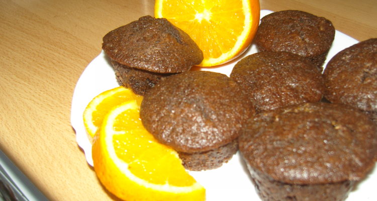 Narancsos csokis muffin tálalása